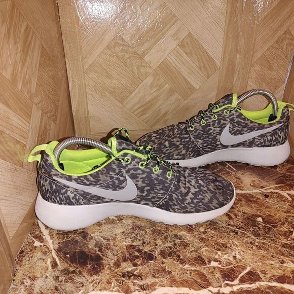 Nike women's Roshe run print running shoes sneaker size 9.5. 402 - Picture 7 of 13
